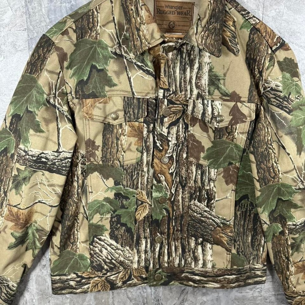 Wrangler Men's M Vintage Denim RealTree Camo Hunting Trucker Jean Jacket outdoor - Picture 3 of 8